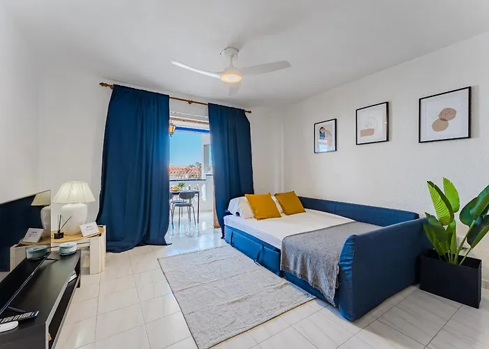 Cristianos With Large Terrace & Heated Pool Apartamento