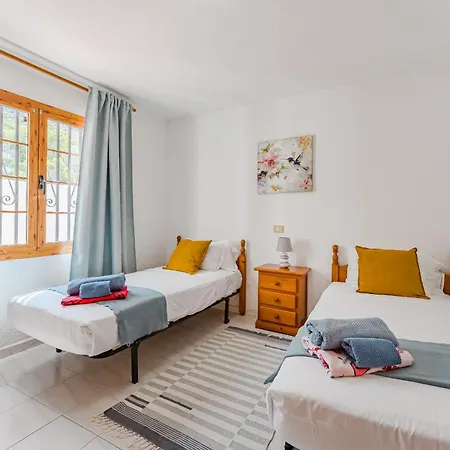 Cristianos With Large Terrace & Heated Pool לוס כריסטיאנוס